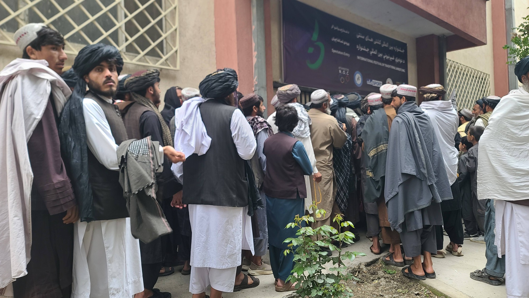 سهار پخیر، کابل- افغانستان  د دودیزې غېږ نیونې بین المللي جشنوارې دویمه ورځ او د مینوالو پراخ ګډون.