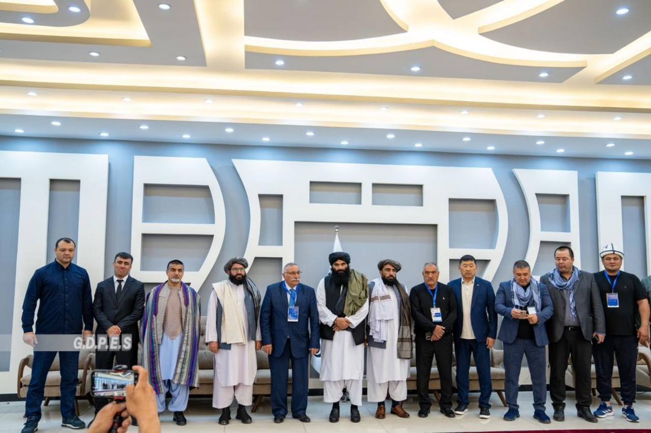 د کورنیو چارو وزیر خلیف.ه س.راج‌الدین ح.ق.ان.ي د دودیزې غېږنیونې جشنوارې د ګډون کوونکو هېوادونو له استازو سره وکتل