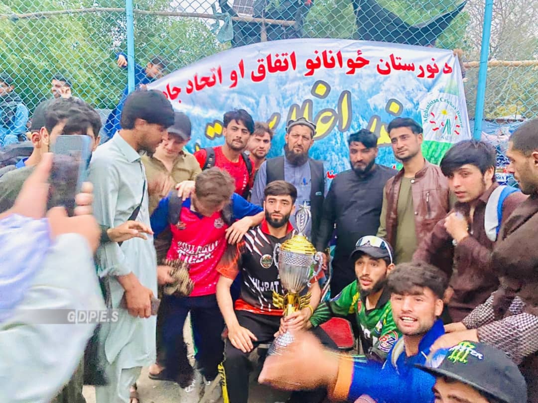 ننگرهار؛ مرکز جلال اباد کې د نورستان محصلینو د ۱۰ لوبډلو ترمنځ د ټېپ بال کرېکټ شل اوریزه سیالۍ پای ته ورسېدې