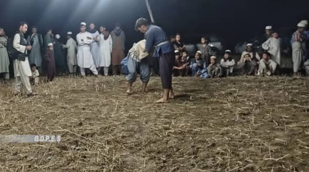 کندز؛ امام صاحب ولسوالۍ کې د ۵۰ پهلوانانو ترمنځ د سیمه‌ییزې غېږ نیونې سیالۍ ترسره شوې