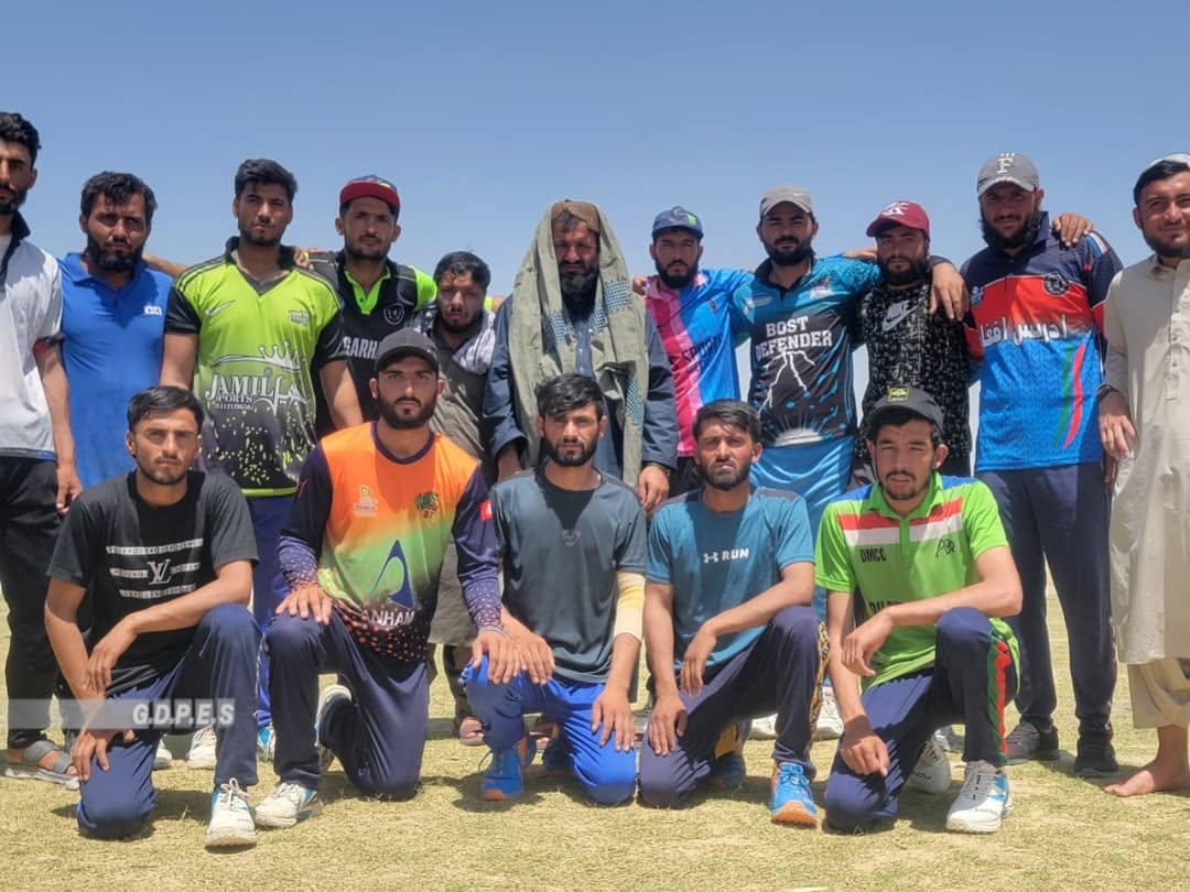 هلمند؛ سنګین ولسوالۍ کې د ٢٢ لوبډلو ترمنځ د ټېپ بال کرېکټ سیالۍ پای ته ورسېدې