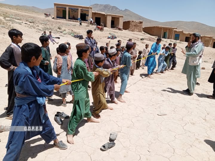 دایکندی؛ رقابت های ریسمان کشی با اشتراک ۸ تیم در ولسوالی پاتو برگزار شد