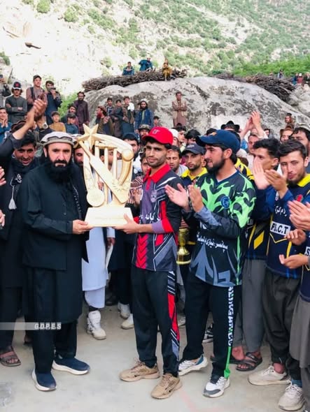 لغمان؛ علینګار ولسوالۍ کې د ۲۲ لوبډلو ترمنځ د ټېپ بال کرېکټ سیالۍ پای ته ورسېدې