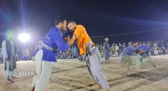 بلخ؛ چاهي ولسوالۍ کې د ٨٠ پهلوانانو ترمنځ د کورش سیمه ییزې سیالۍ وشوې