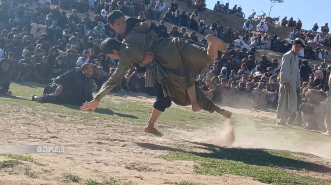 زابل؛ خاک افغان ولسوالۍ کې د ١٠٠ پهلوانانو ترمنځ د سیمه ییزې غېږ نیونې سیالۍ ترسره شوې