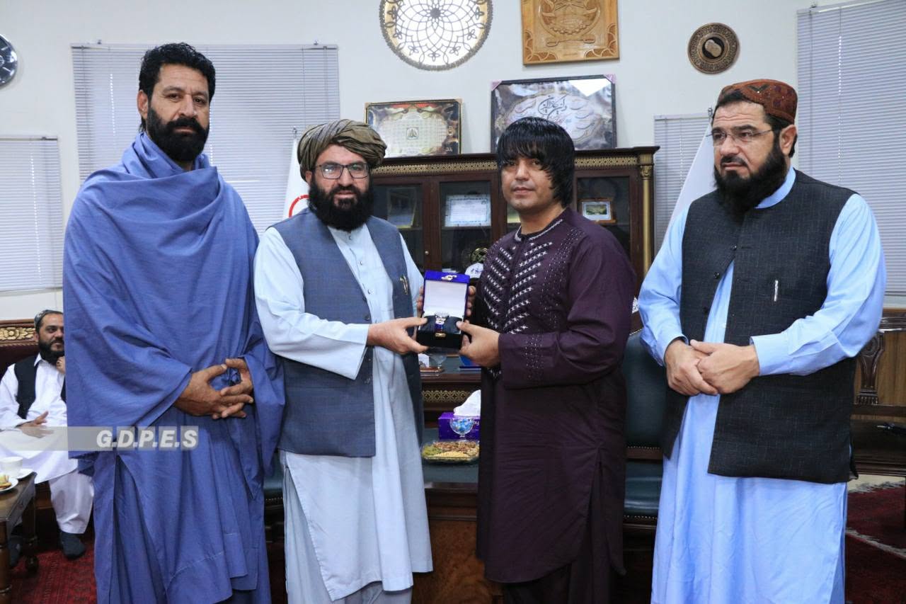 د هېواد ورزش ادارې رهبري هېواد ته د راستون شوي ورزشکار " ريل کمانډو" سره وليدل