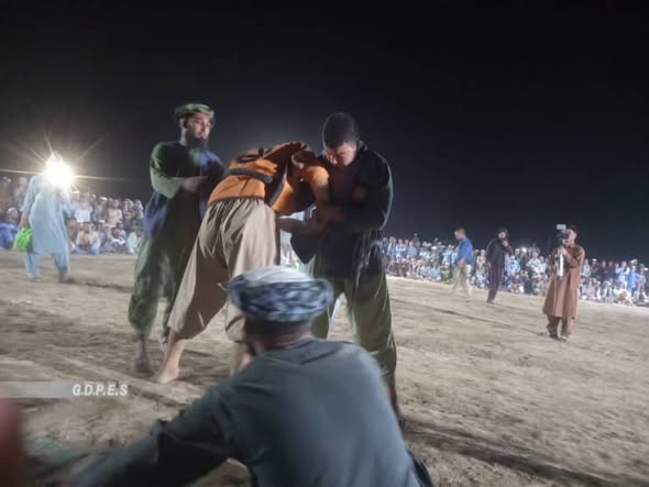 بلخ؛ چاهي ولسوالۍ کې د ۸۰ پهلوانانو ترمنځ د کورش سیمه ییزې سیالۍ وشوې