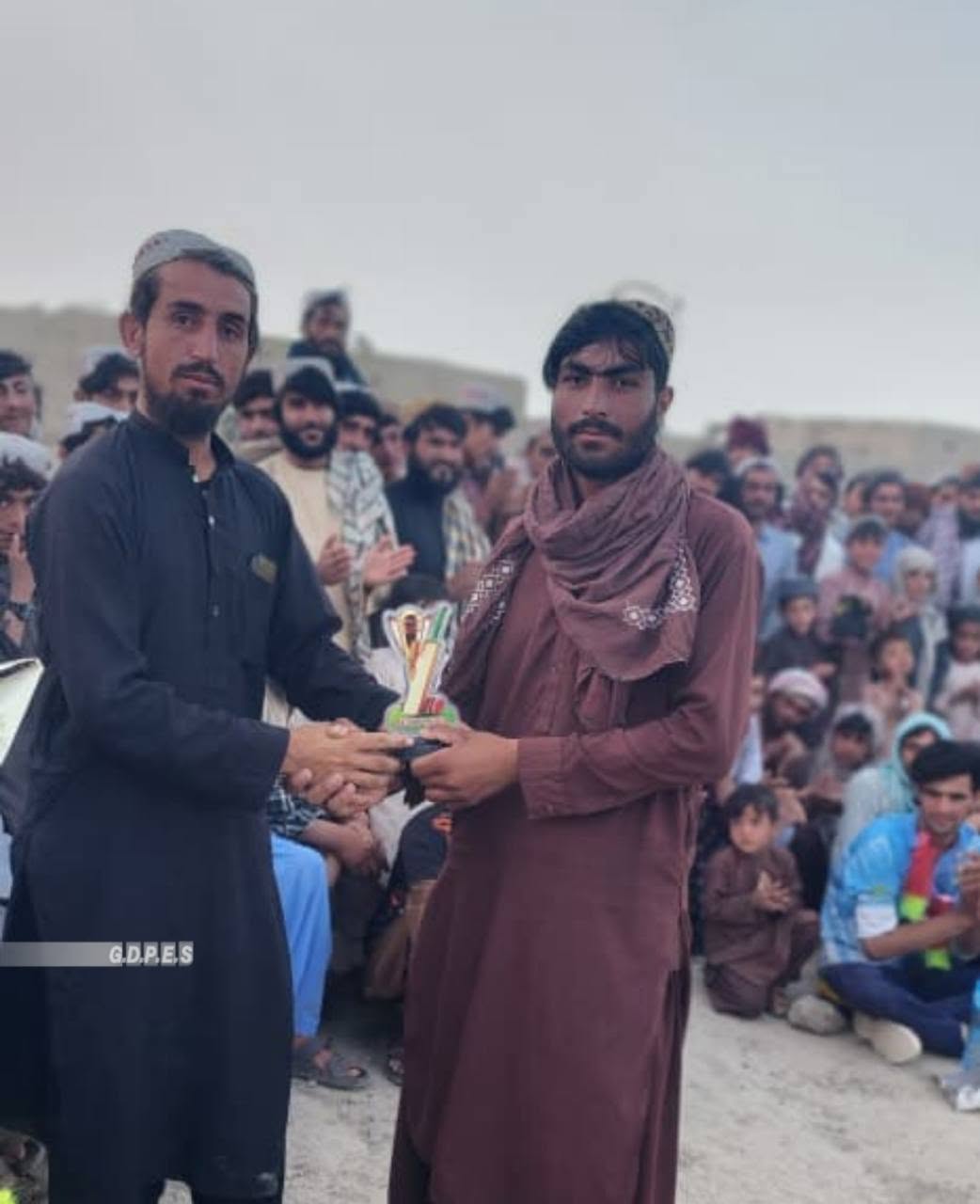 هلمند؛ خانشین ولسوالۍ کې د ۱۸ لوبډلو ترمنځ د ټېپ بال کرېکټ سیالۍ پای ته ورسېدې