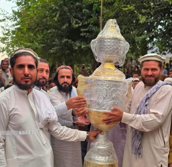 ننګرهار؛ لعلپوره ولسوالۍ کې د ۲۴ لوبډلو ترمنځ د والیبال سیالۍ پای ته ورسېدې