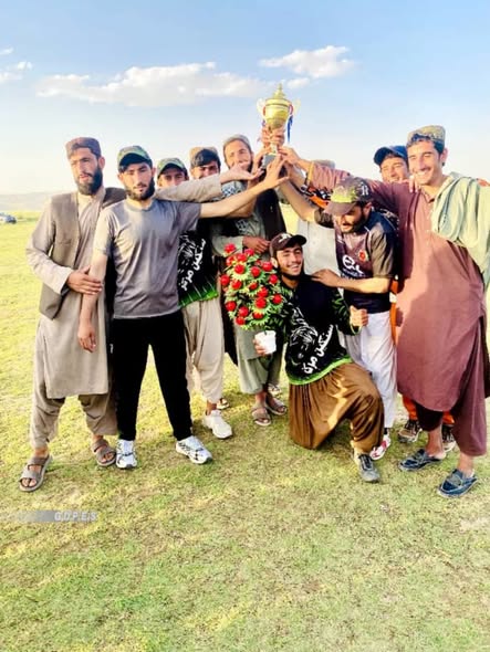 هلمند؛ سنګین ولسوالۍ کې د ۱۲ لوبډلو ترمنځ د ټېپ بال کرېکټ سیالۍ پای ته ورسېدې
