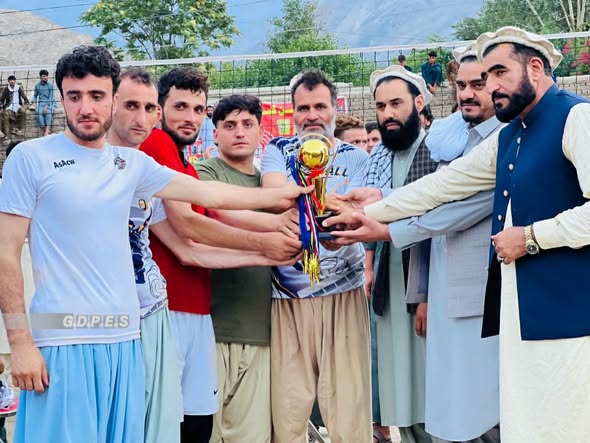 کونړ؛ مرکز اسعد آباد ښار کې د ٢١ لوبډلو ترمنځ د والیبال سیالۍ پای ته ورسېدې