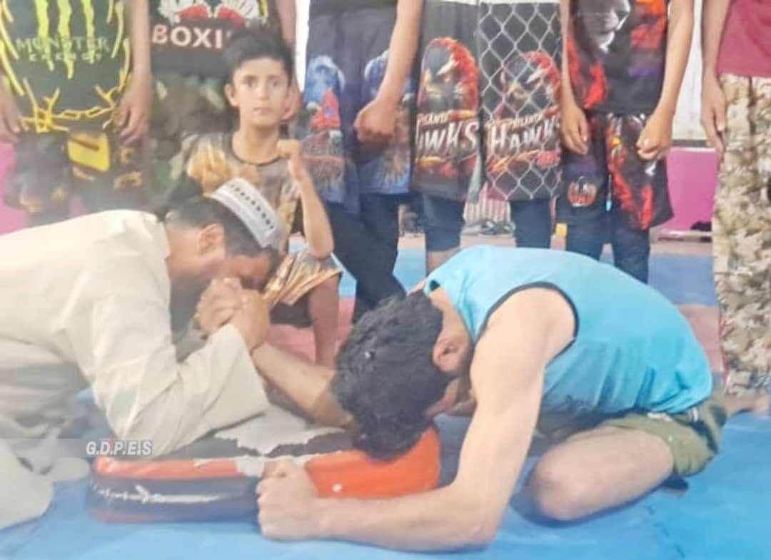 زابل؛ مرکز قلات ښار کې د ٣٠ ورزشکارانو ترمنځ د لاس چپه کولو سیالۍ ترسره شوې