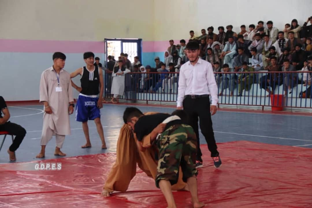 مسابقات کشتی رستمی میان ۲۰ ورزشکار در ولسوالی شهرستان ولایت دایکندی برگزار گردید