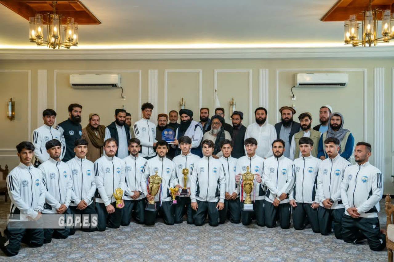 قدرمن خلیفه صاحب د کورنیو چارو وزارت د فوټبال له لوبډلې او مسولینو سره ولیدل