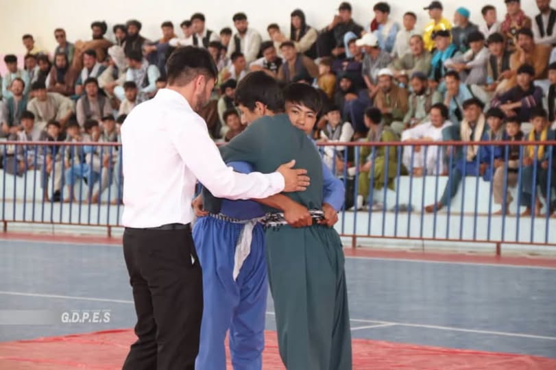 مسابقات کشتی رستمی میان ۲۰ ورزشکار در ولسوالی شهرستان ولایت دایکندی برگزار گردید