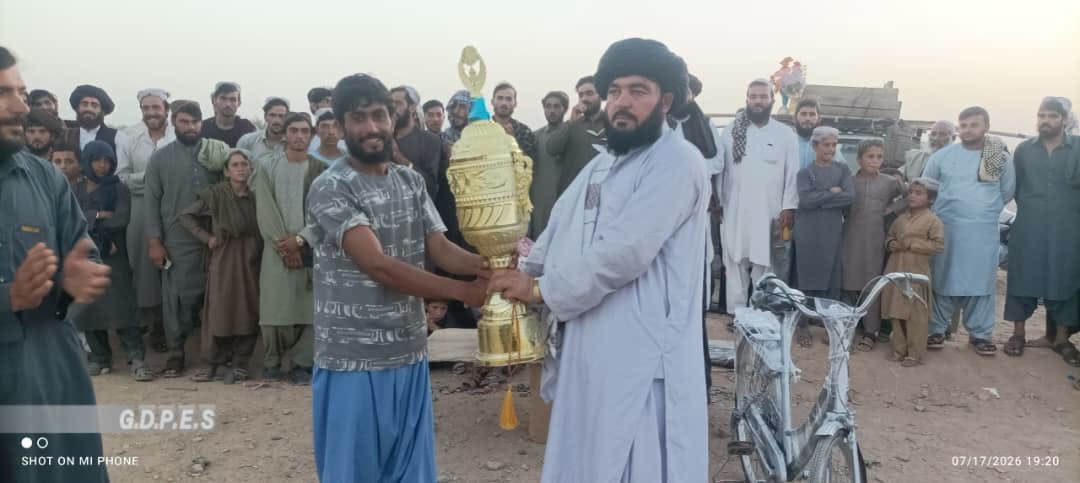 هلمند؛ مرکز لښکرګاه ښار کې د ۱۸ لوبډلو ترمنځ د ټېپ بال کرېکټ سیالۍ پای ته ورسېدې