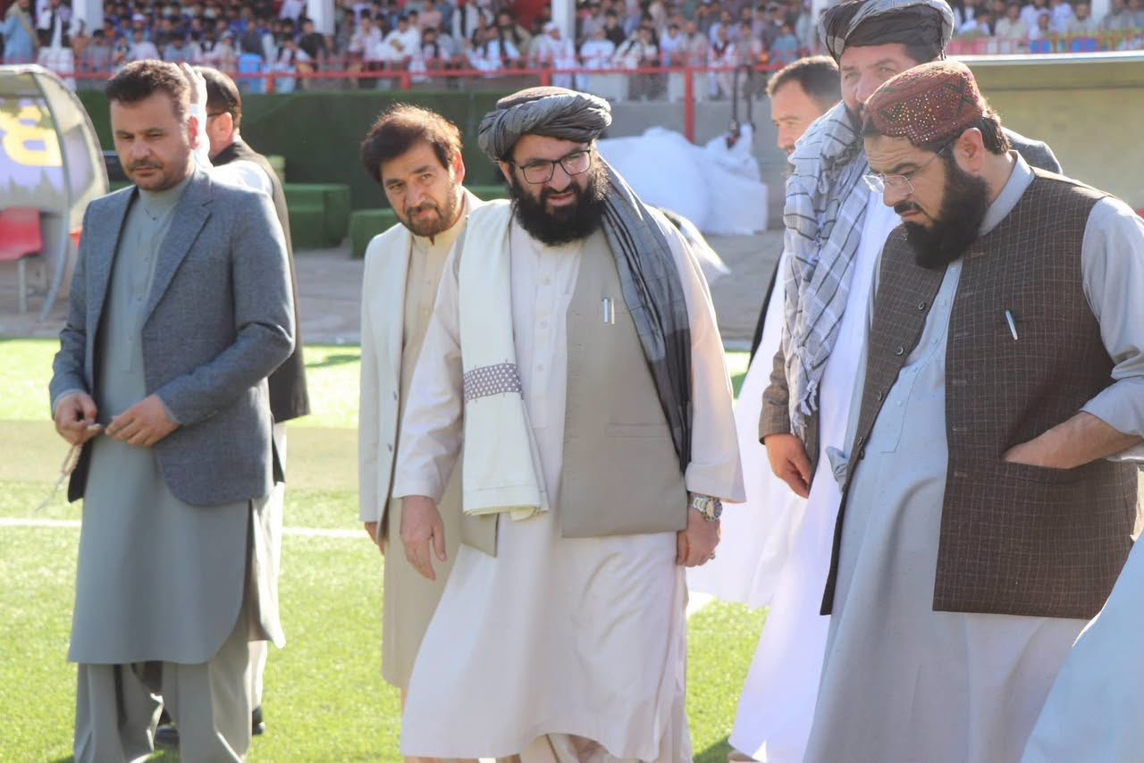 د ورزش ادارې رهبري د هرات فوټبال لوبغالي د مصنوعي چمن پرانیسته وکړه
