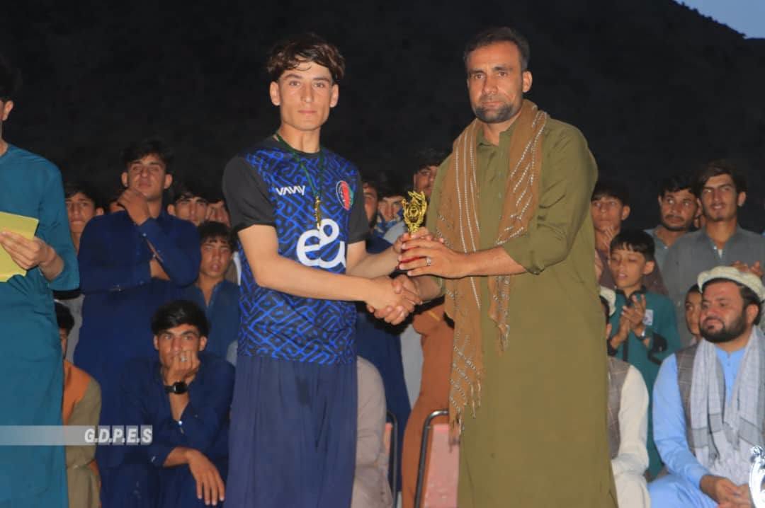 کونړ؛ منورې ولسوالۍ کې د ۲۵ لوبډلو ترمنځ د ټېپ بال کرېکټ سیالۍ پای ته ورسېدې