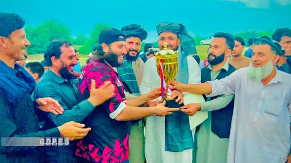 ننګرهار؛ په چپرهار ولسوالۍ کې د ۱۲ لوبډلو ترمنځ د ټيپ بال کرکټ سيالۍ پای ته ورسېدې