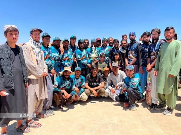 میدان وردګ؛ چک ولسوالۍ کې د ۱۶ لوبډلو ترمنځ د ټېپ بال کرېکټ سیالۍ پای ته ورسېدې