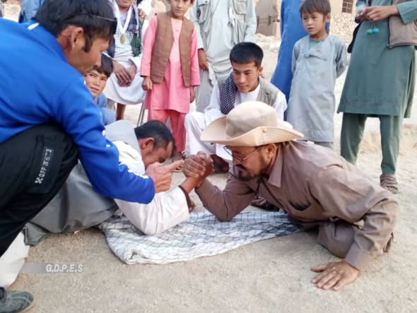 مسابقات دست کشتی میان ۱۴ بازیکن در ولسوالی شهرستان ولایت دایکندی برگزار گردید