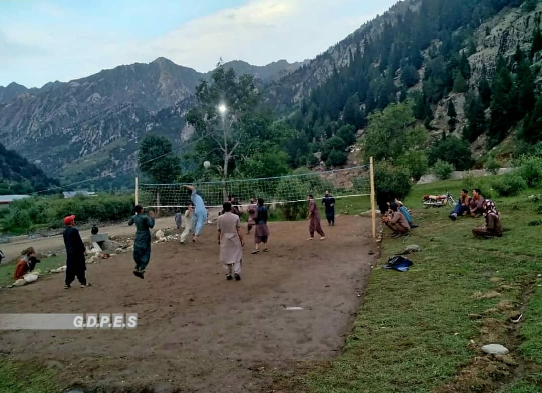نورستان؛ مسابقات والیبال  میان ورزشکاران قریه څوڅوم با اشتراک هشت تیم  آغاز شد 