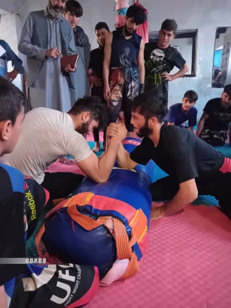 پروان؛ برگزاری رقابت‌های دست کشتی با اشتراک ۲۰ تن در ولسوالی بگرام