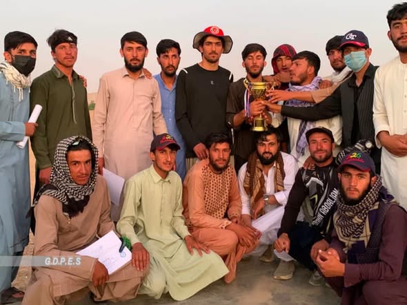 میدان ودرګ؛ جغتو ولسوالۍ کې د ۱۵ لوبډلو ترمنځ د ټېپ بال کرېکټ سیالۍ پای ته ورسېدې