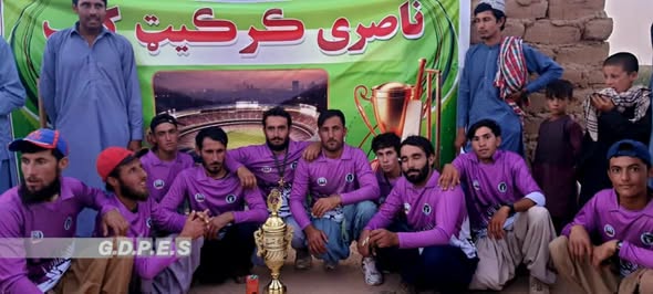 هلمند، په ناوه ولسوالۍ کې د ۱۲ لوبډلو ترمنځ د ټېپ بال کرکټ سیالۍ پای ته ورسیدې
