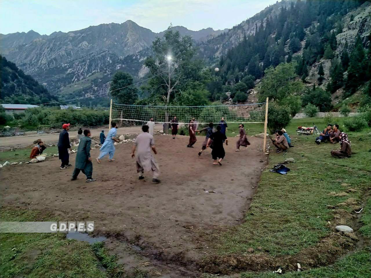 نورستان؛ مسابقات والیبال میان ورزشکاران قریه څوڅوم با اشتراک هشت تیم آغاز شد