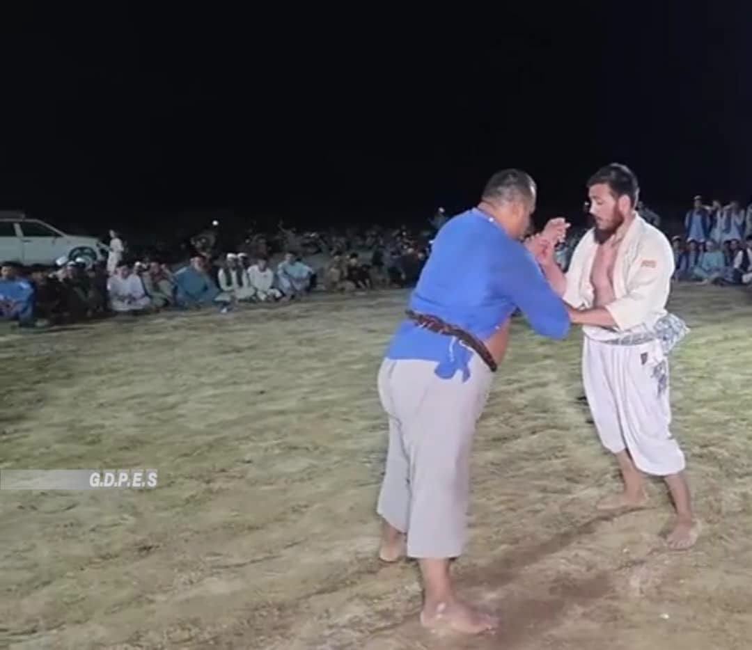 بلخ؛ چهاربولک ولسوالۍ کې د ٩٠ پهلوانانو ترمنځ د کورش سیمه ییزې سیالۍ وشوې