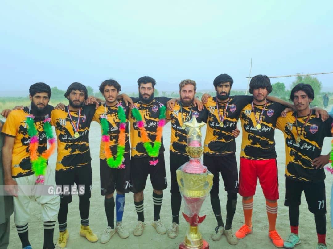هلمند؛ خانشین ولسوالۍ کې د ۱۲ لوبډلو ترمنځ د فوټبال سیالۍ پای ته ورسېدې