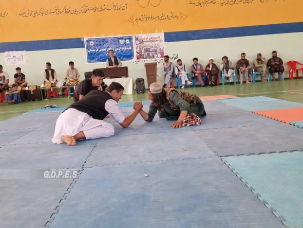 دایکندی؛ برگزاری رقابت های دست کشتی با اشتراک ۱۷ تن در ولسوالی میرامور