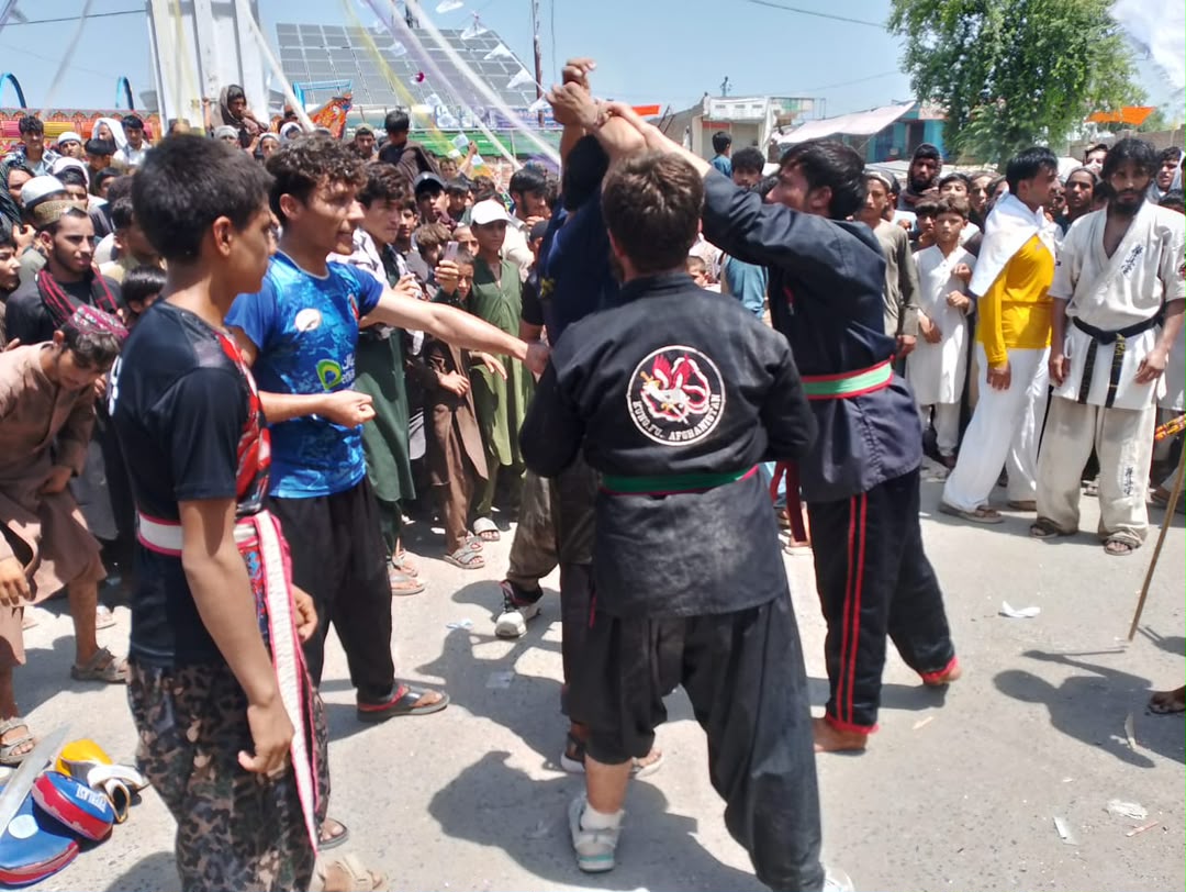 د ننگرهار ولایت د بدني روزنې او ورزش ریاست له لوري د بيا واکمنېدو د ۵مې کليزې په وياړ گډ ورزشي نمایشات ترسره شول. پهٔ یادو نمایشاتو کې د کونگفتوا، سوک وهنې، کراټې او جمناستیک ورزشکارانو برخه اخيستې وه.
