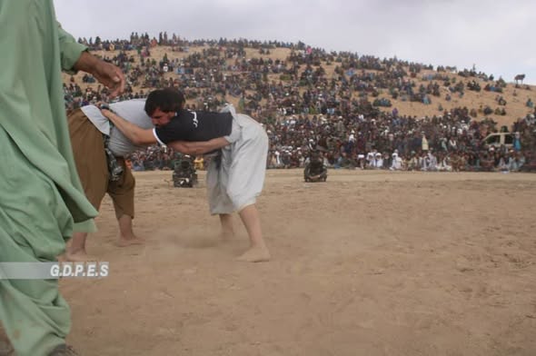 مسابقات دوستانه کشتی رستمی میان ۶۰ ورزشکار در ولسوالی دولینه ولایت غور برگزار شد