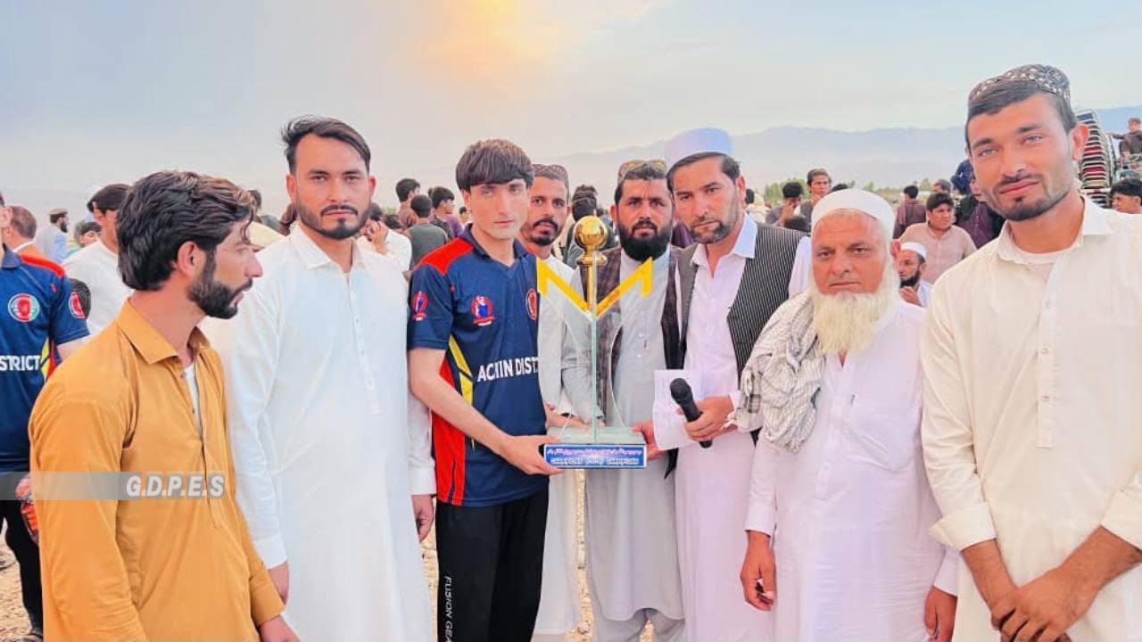 ننګرهار؛ اچین ولسوالۍ کې د ۲۸ لوبډلو ترمنځ د ټېپ بال کرېکټ سیالۍ پای ته ورسېدې