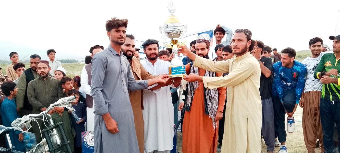 لغمان؛ قرغيو ولسوالۍ کې د ۳۲ لوبډلو ترمنځ د ټېپ بال کرېکټ سیالۍ پای ته ورسېدې