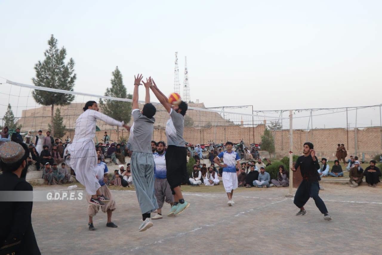 زابل؛ مرکز قلات ښار کې د اتو لوبډلو ترمنځ د والیبال سیالۍ پای ته ورسېدې