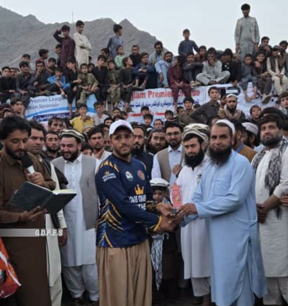 کونړ؛ پېچ درې ولسوالۍ کې د ۱۸ لوبډلو ترمنځ د ټېپ بال کرېکټ سیالۍ پای ته ورسېدې