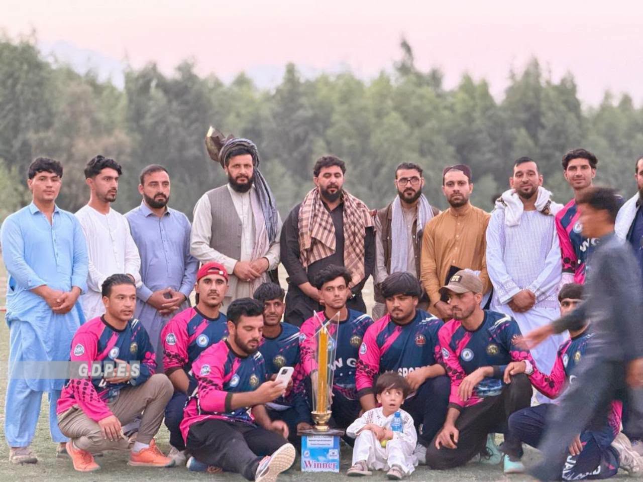 ننګرهار؛ مومند درې ولسوالۍ کې د ۲۰ لوبډلو ترمنځ د ټېپ بال کرېکټ سیالۍ پای ته ورسېدې