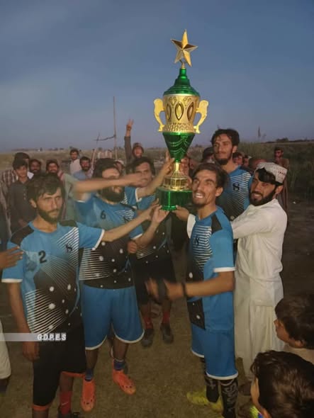 هلمند؛ خانشین ولسوالۍ کې د ۱۸ لوبډلو ترمنځ د فوټبال سیالۍ پای ته ورسېدې