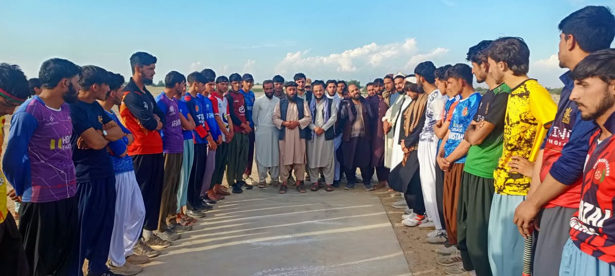 ننګرهار؛ روداتو ولسوالۍ کې د ۱۲ لوبډلو ترمنځ د ټېپ بال کرېکټ سیالۍ پیل شوې