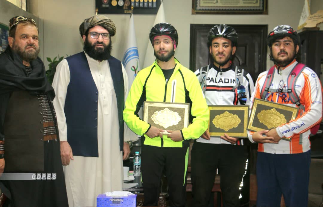 د ورزش ادارې عمومي رئیس د بامیان ولایت د بایسکل ځغلونې له لوبغاړو سره ولیدل