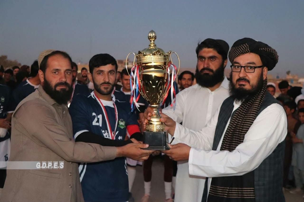 زابل؛ مرکز قلات ښار کې د اتو لوبډلو ترمنځ د فوټبال سیالۍ پای ته ورسېدې