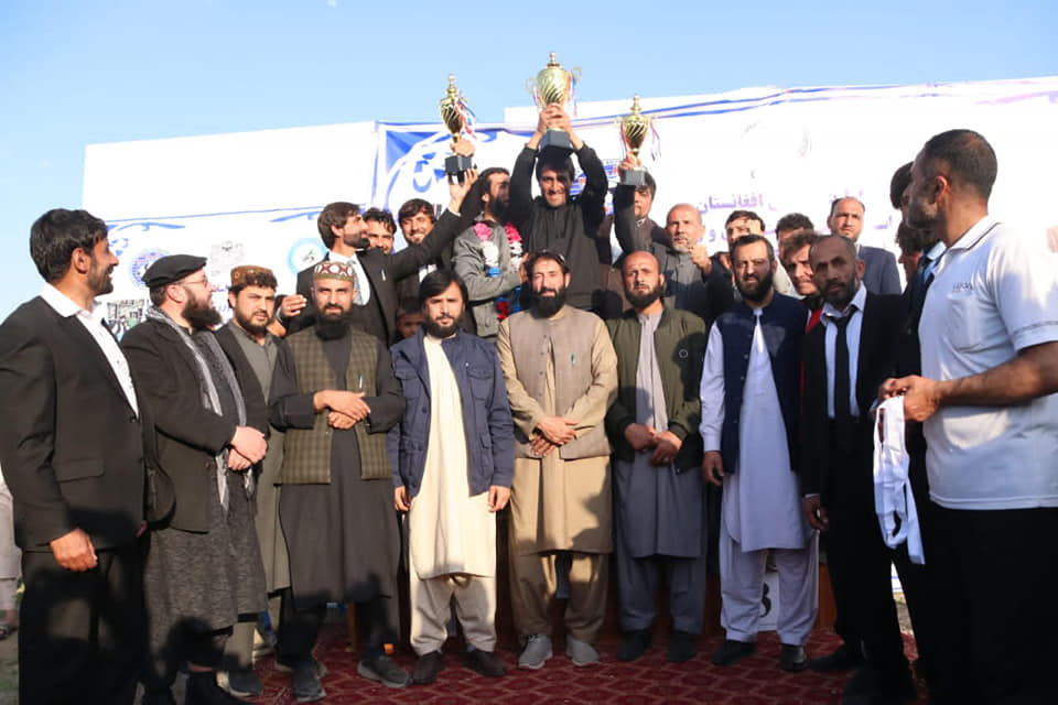 د دغو سياليو په پای کې د غوره اخلاقو کپ د ياد ولايت د بدني روزنې او ورزش رئیس عزت الله سينان، د غوره فايټر کپ د‌ غزني ولايت پياوړي ورزشکار احمد نويد تر لاسه کړ، چې په خپلو دریو سياليو کې يې سيال ورزشکاران په ناک اوټ سره له ميدان څخه بهر کړل، همداراز غوره لوبډلې او غوره ورزشکاران په کپونو، مډالونو او ستاينليکونو و نازول شول.